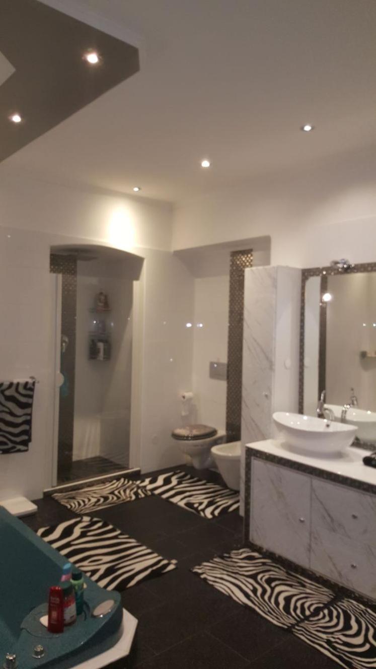 Grosse Wohnung Naehe Zentrum Вена Экстерьер фото